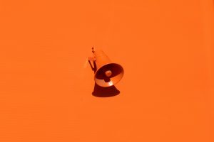 Altavoz naranja. divulgación científica